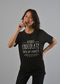 Zwart T-shirt met quote: Besides chocolate you're my favourite.