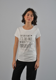 T-shirt met quote: Save our planet, it's the only one with chocolate.