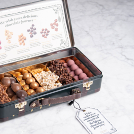 Blikken koffertje gevuld met chocolade