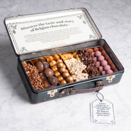 Blikken koffertje gevuld met chocolade