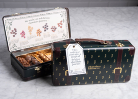 Blikken koffertje gevuld met chocolade