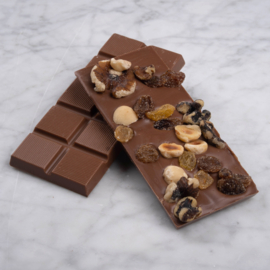 Tablet: milk chocolate with nut mix