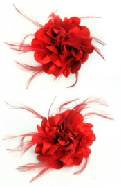 Bloem op speld met veertjes rood
