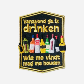 Vanavond ga ik drinken, wie me vind mag me houden embleem.