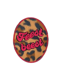 Feest beest met panterstof achtergrond