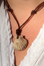 Ketting schelp beige bruin koord