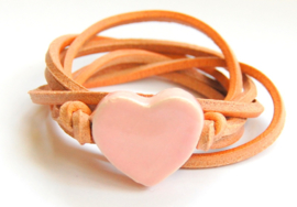 Armband naturel leren veter met roze hart