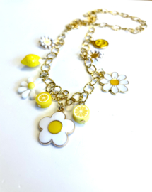 Ketting met bedels madeliefjes en citroen