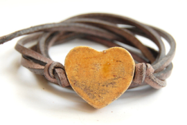 Armband leren veter met honing geel hart