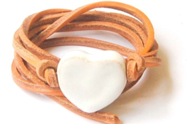 Armband naturel leren veter met wit hart