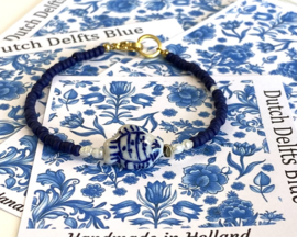 Armband  Delfts blauw visje en zoetwaterpareltjes