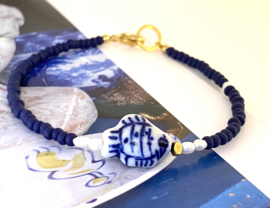 Armband  Delfts blauw visje en zoetwaterpareltjes