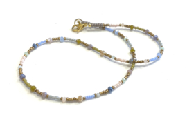 Ketting pastel/oud goud met edelsteentjes en kristal