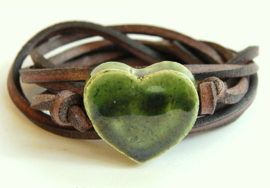 Armband leren veter met olijf groen hart