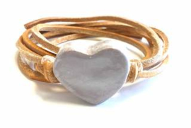 Armband naturel leren veter met lila hart