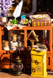 DIY Huisje Kiki’s Magic Emporium met LED verlichting, Robotime