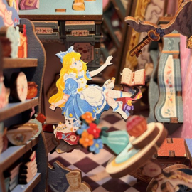 DIY Book Nook Boekensteun Alice in Wonderland, ToneCheer
