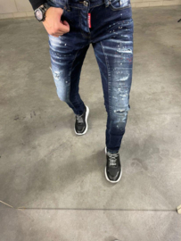 RYMN slimfit jeans blauw met rode en witte vergspetters JNS089