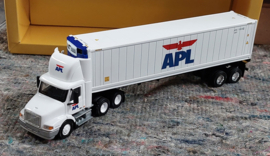 Amerikaanse Volvo met container van APL Tonkin.