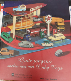 Grote Jongens spelen met Dinky Toys het NAMAC BOEK