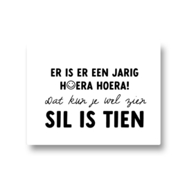 5 naamstickers - er is er een jarig hoera hoera