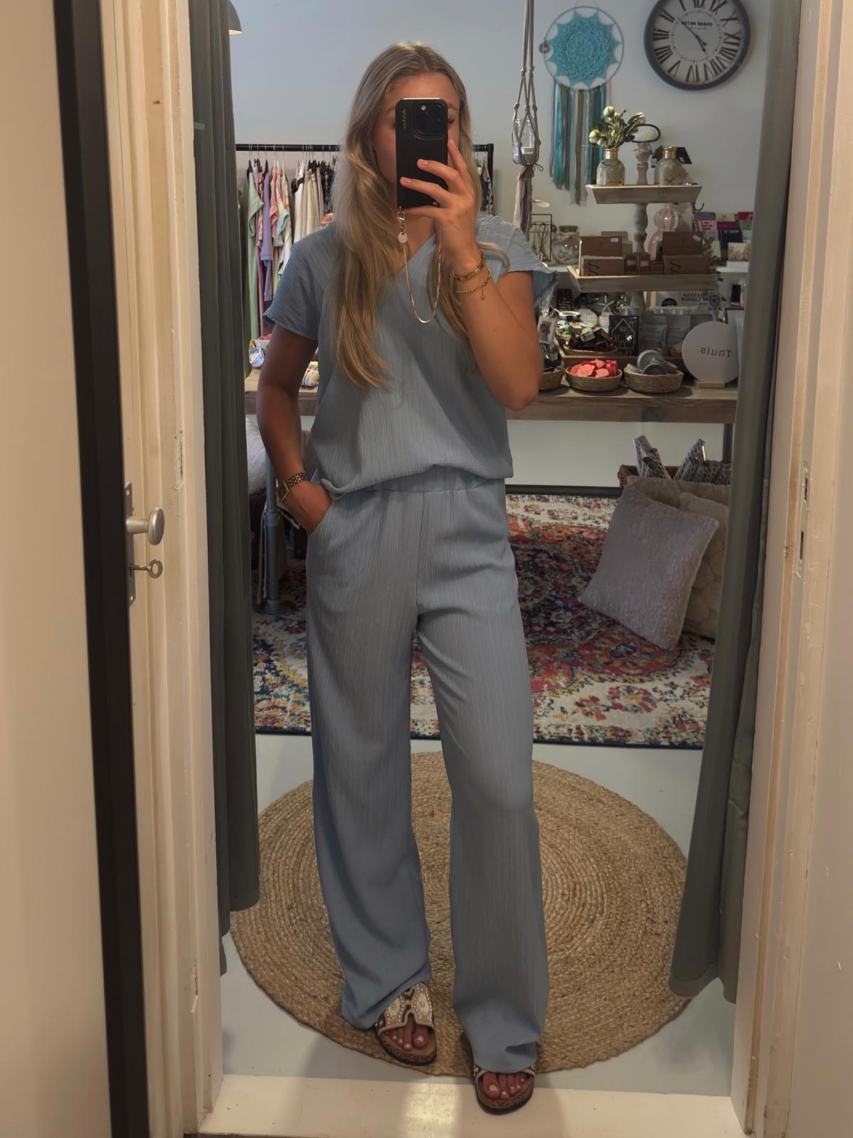 Set. Broek en top lichtblauw viscose