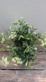 Basis boeket met olijftak, witte distels, fluitkruid en wilde asparagus