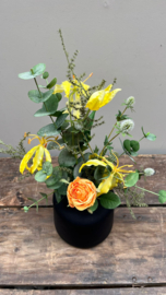 Basis boeket met asparagus, witte distels, eucalyptus, roos en gloriosa