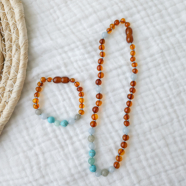 Barnsteen newborn armbandje 12 cm | labradoriet - aquamarijn - turkoois - amazoniet - cognac