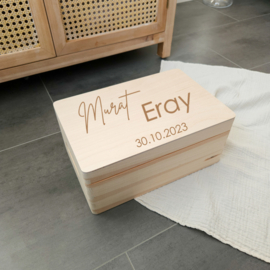 Houten memorybox M | naam en geboortedatum detail