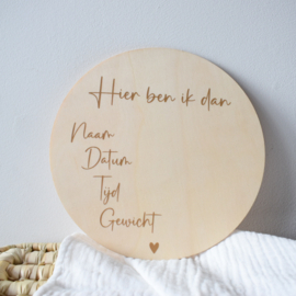 Houten schijf geboorteaankondiging | Hier ben ik dan