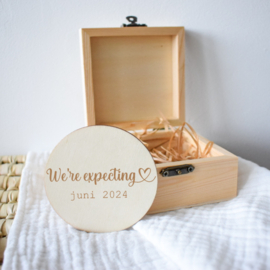 Aankondigingskistje met houten schijf | We’re expecting