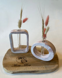 Decoratieve opstelling met gemarmerde vaasjes en gepersonaliseerde plank