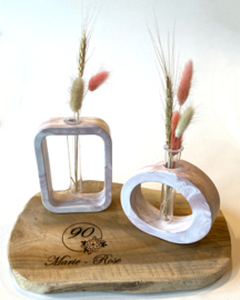 Decoratieve opstelling met gemarmerde vaasjes en gepersonaliseerde plank
