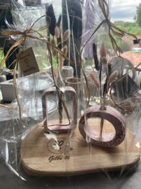 Decoratieve opstelling met gemarmerde vaasjes en gepersonaliseerde plank