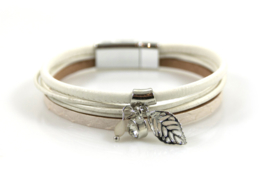 Witte armband met bedeltjes