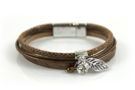 Bruine armband met bedeltjes