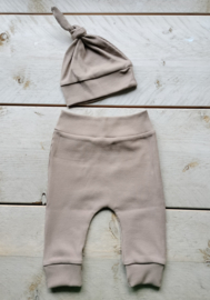 Knoopmutsje | rib taupe
