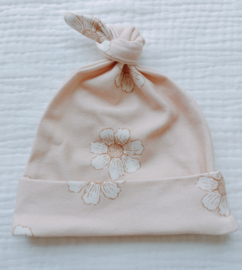 Knoopmutsje | daisy coral (0-3mnd)