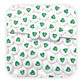 Acryl kralen met groen hart - 10 stuks