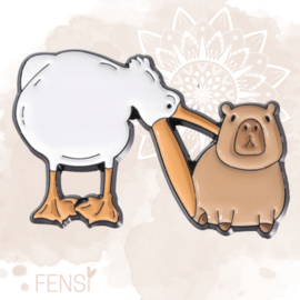 Emaille pins - capybara met pelikaan - per stuk