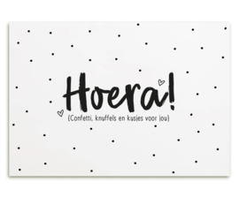 Kaart met tekst 'Hoera confetti, knuffels en kusjes voor jou'