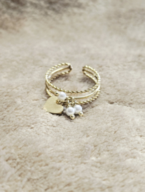 Pearls Hart Ring