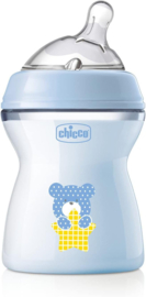 Chicco Natural Feeling Anticolic babyfles, 2 maanden + 250 ml, fles met zuignap van zachte en flexibele siliconen, geschikt voor gemengde borstvoeding, gemiddelde stroom, kleur lichtblauw