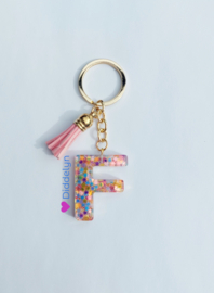 Letter F -  Multicolor sterretjes ♡ roze kwastje