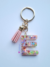 Letter E -  Multicolor hartjes ♡ roze kwastje