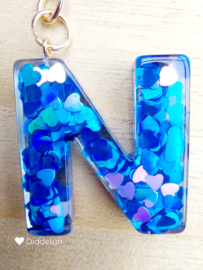Letter N -  Blauw roze hartjes ♡ blauw kwastje