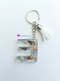 Letter E - Schelpen glitter ♡ wit kwastje