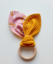 Bijtring knuffeldoek Pink Rainbow & Oker