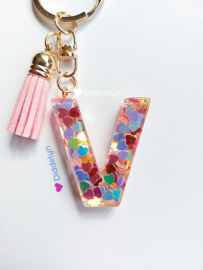 Letter V -  Multicolor hartjes ♡ roze kwastje